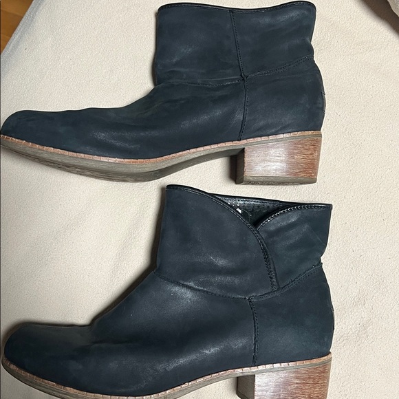 Women's Ugg Darling Ankle Boots Booties Black Leather Stacked Heel Slip Ons - Picture 1 of 7